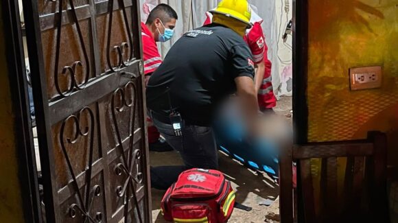 Hombre resulta lesionado tras caerle encima un techo en Mochicahui, El Fuerte, Sinaloa
