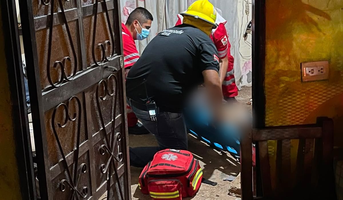 Hombre resulta lesionado tras caerle el techo de su vivienda en El Fuerte, Sin.