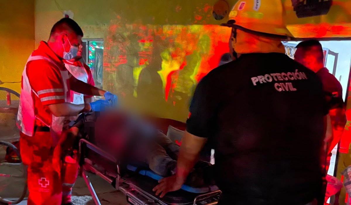 Hombre resulta lesionado tras caerle el techo de su vivienda en El Fuerte, Sin.
