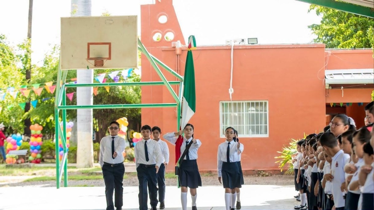 Homenaje en escuela de Guasave