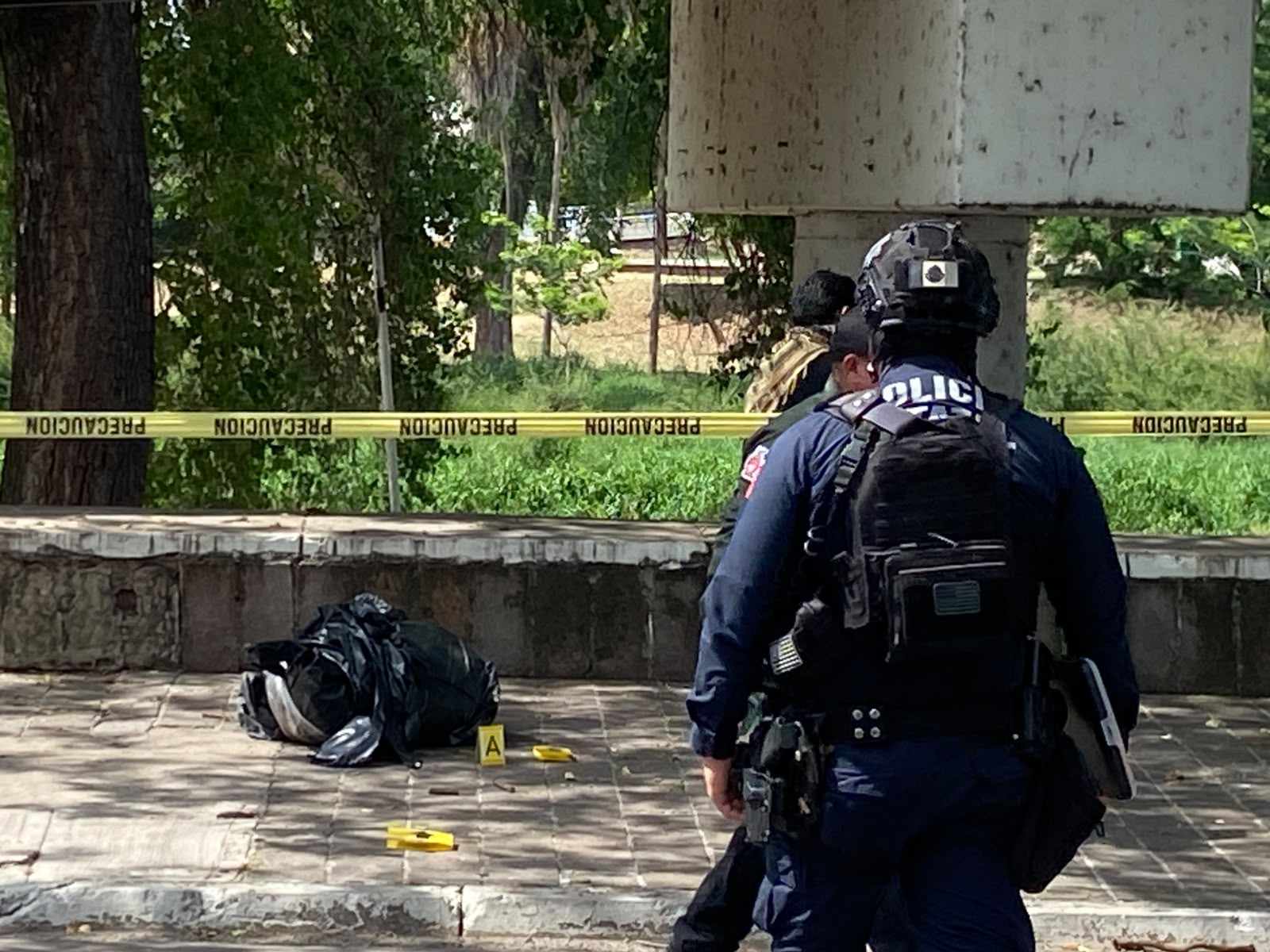 Identifican cuerpo embolsado junto al puente Morelos de Culiacán