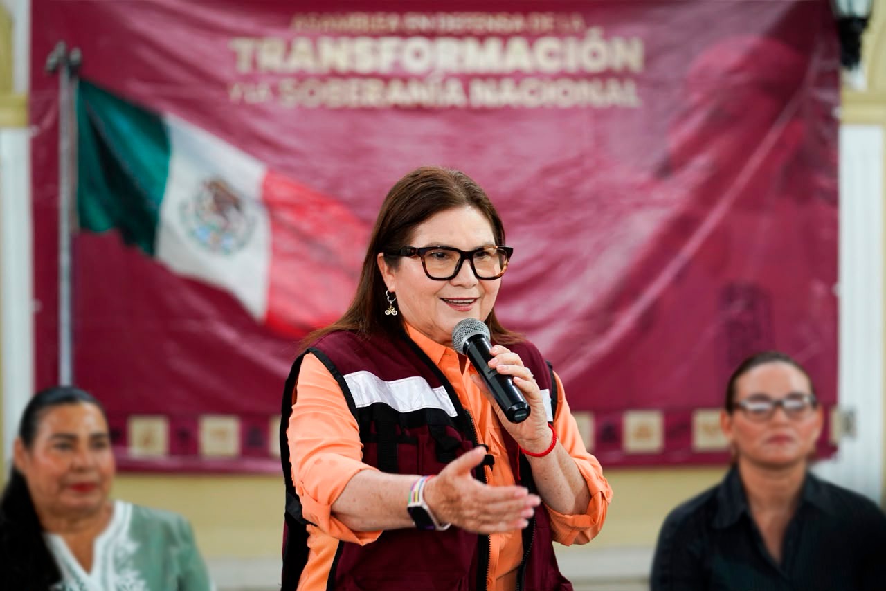 Imelda Castro Castro en asamblea informativa en Salvador Alvarado