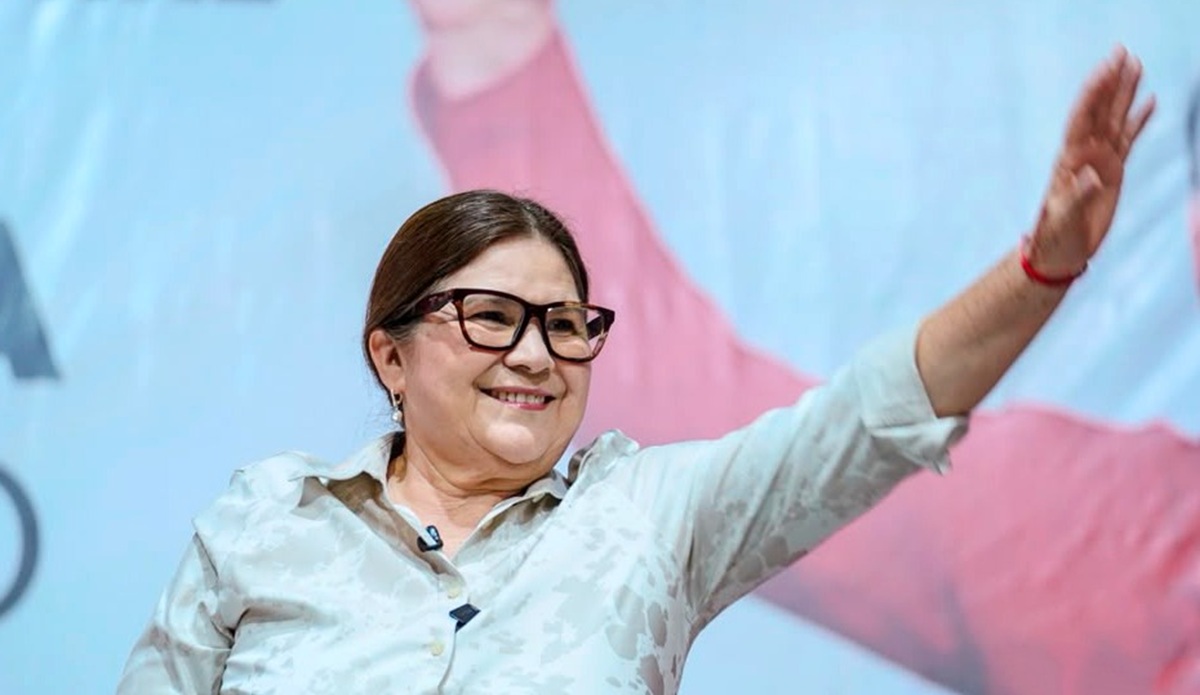 Imelda Castro Castro en asamblea informativa en Mazatlán