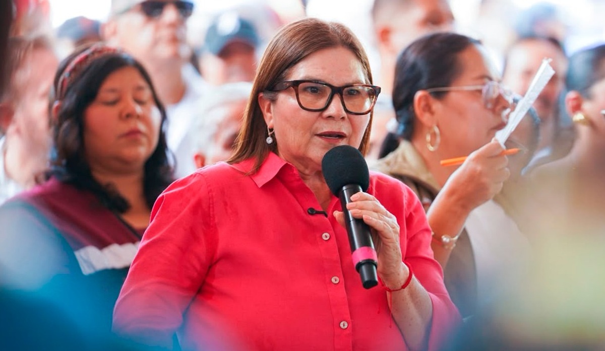 Imelda Castro Castro en asamblea informativa en Mazatlán