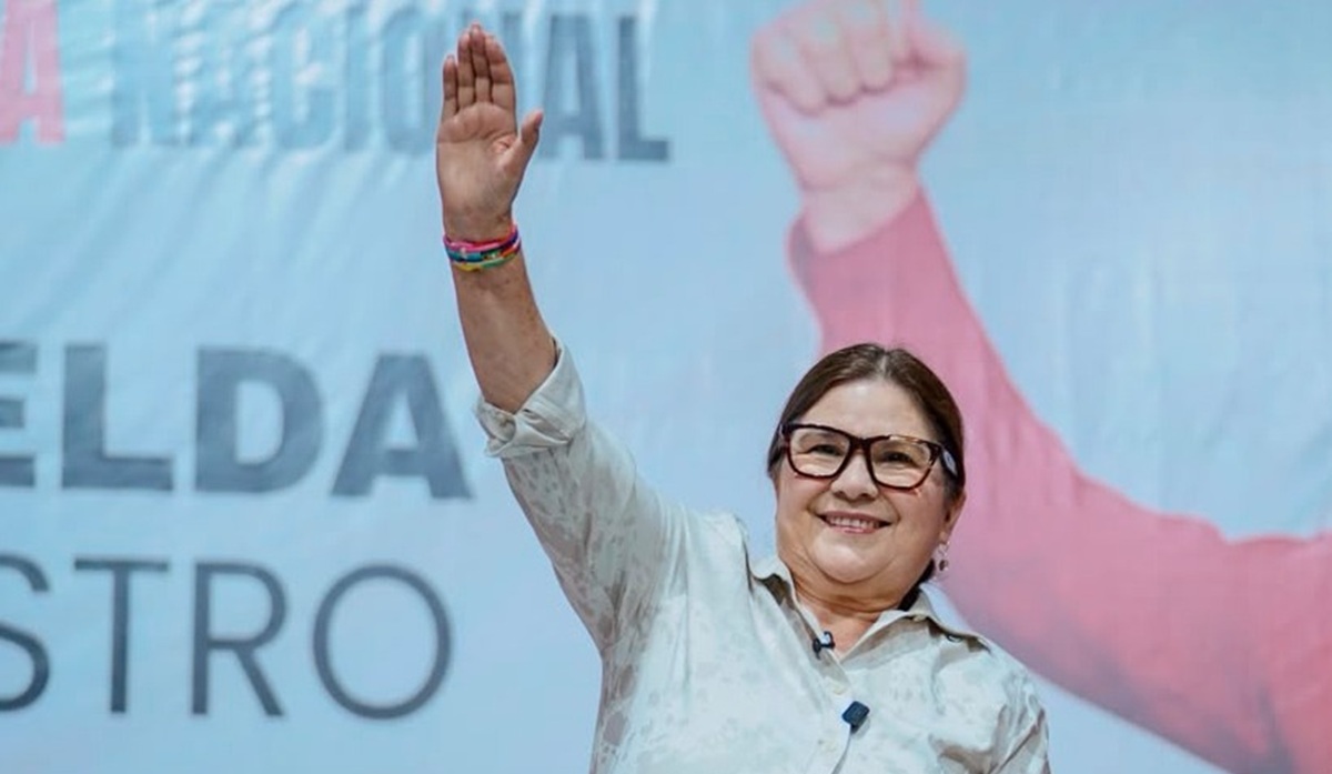 Imelda Castro Castro en asamblea informativa en Mazatlán