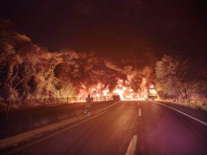 Autobús con destino a los Mochis se incendia en Nayarit