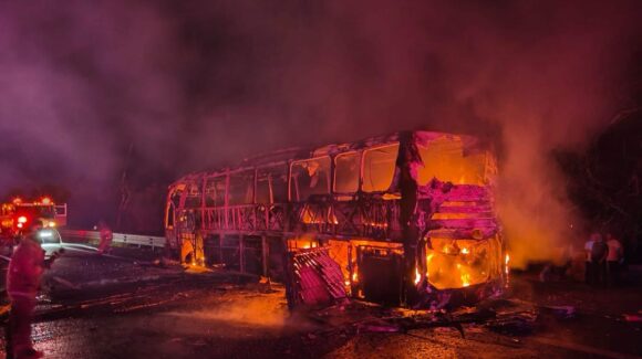 Autobús con destino a Los Mochis se incendia en Nayarit; 34 pasajeros que iban a bordo fueron rescatados