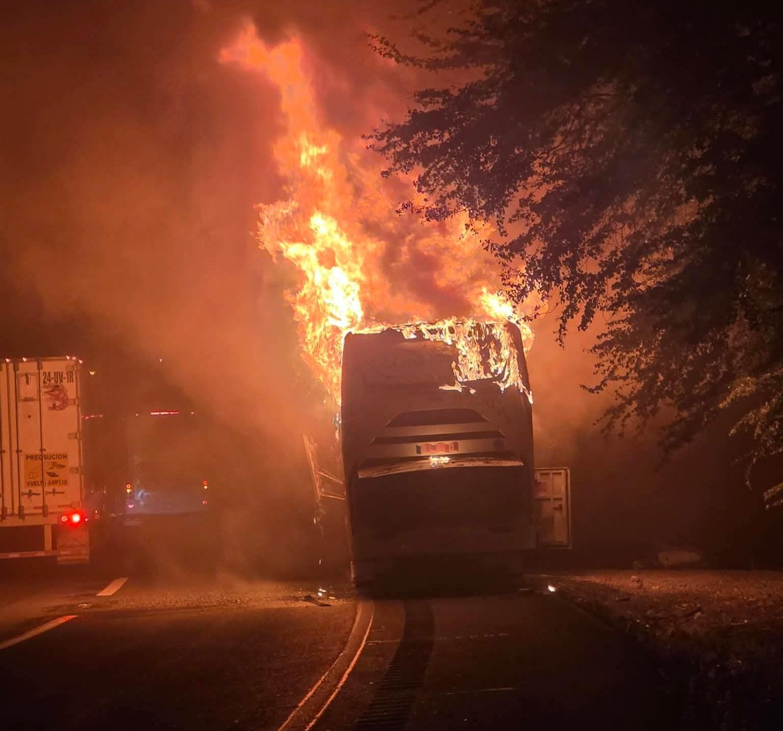 Autobús con destino a los Mochis se incendia en Nayarit
