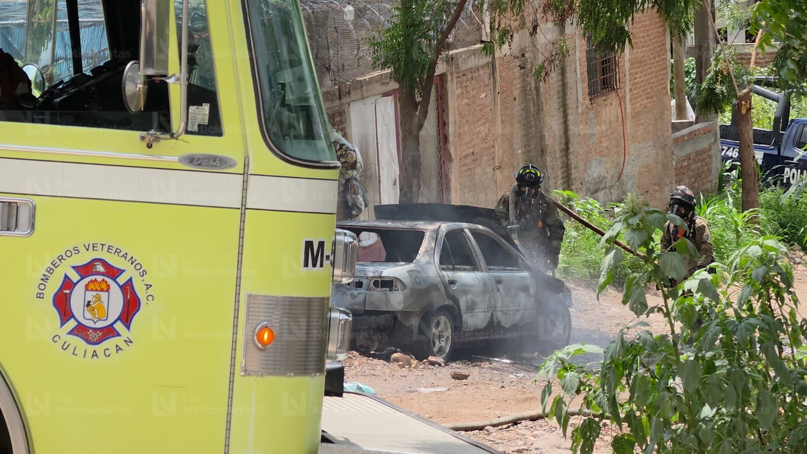 Queman de manera intencional un automóvil en la Renato Vega Alvarado de Culiacán