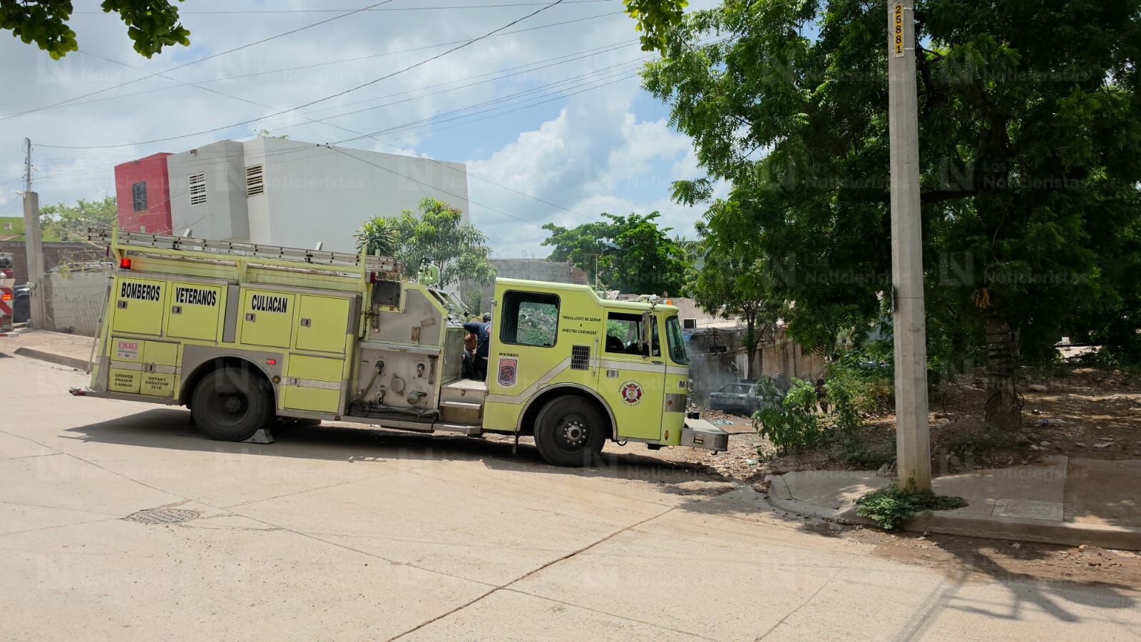 Queman de manera intencional un automóvil en la Renato Vega Alvarado de Culiacán