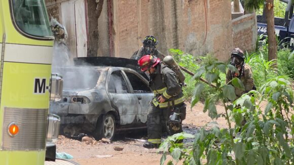Incendian automóvil en un domicilio de la Renato Vega Alvarado de Culiacán, Sinaloa