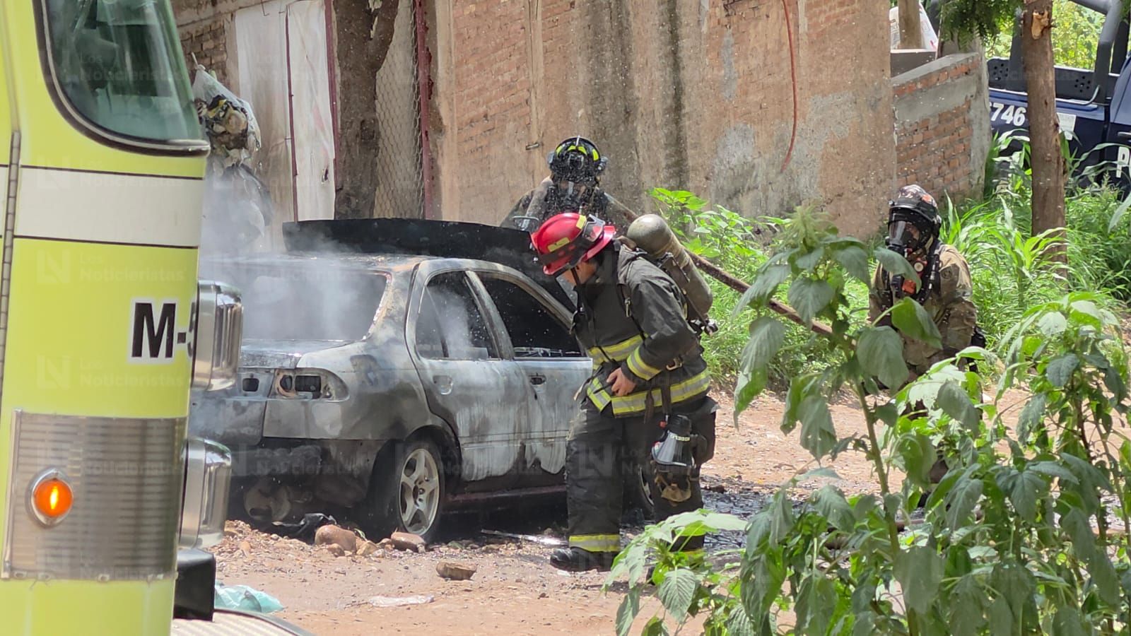 Queman de manera intencional un automóvil en la Renato Vega Alvarado de Culiacán