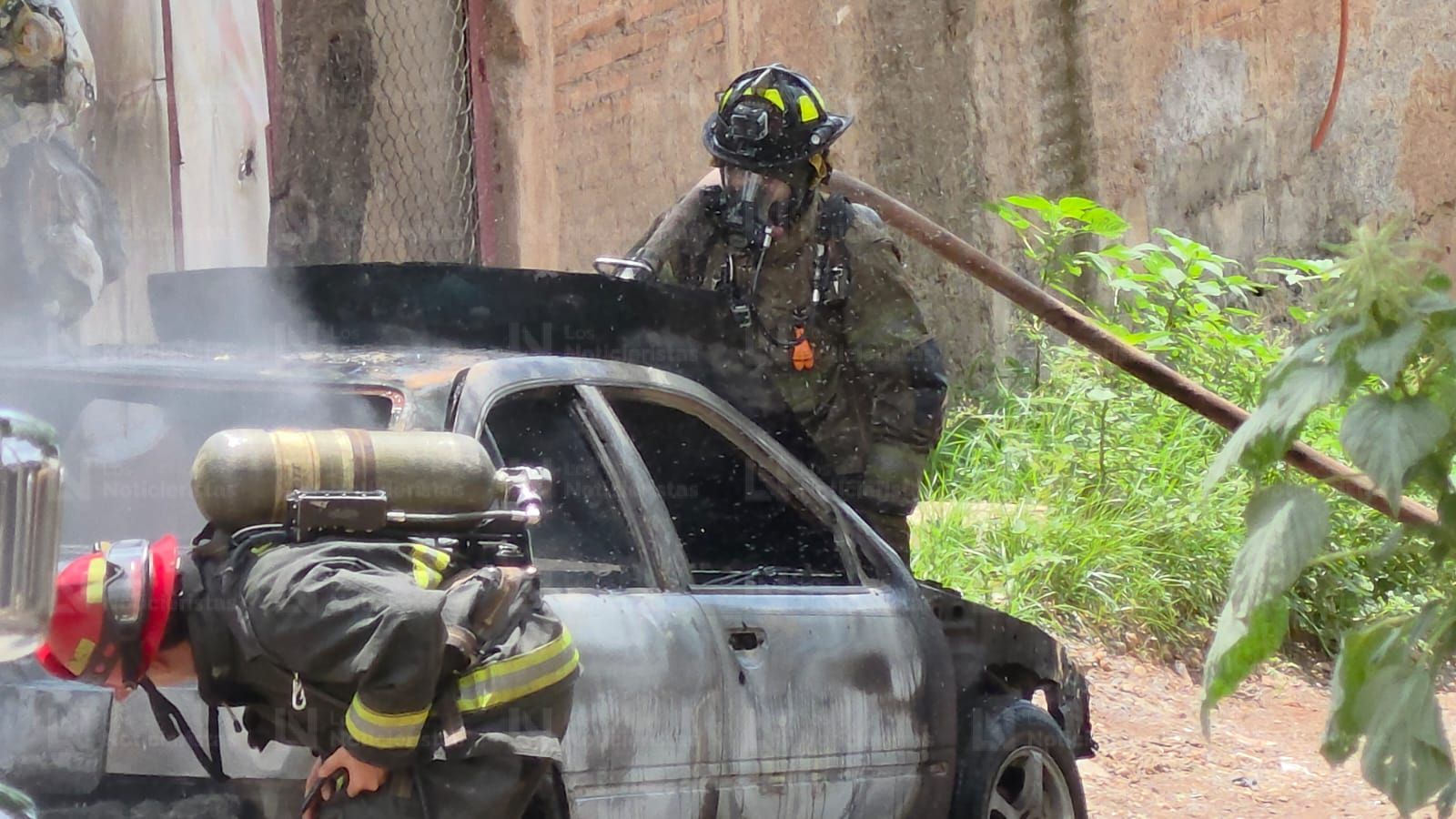 Queman de manera intencional un automóvil en la Renato Vega Alvarado de Culiacán