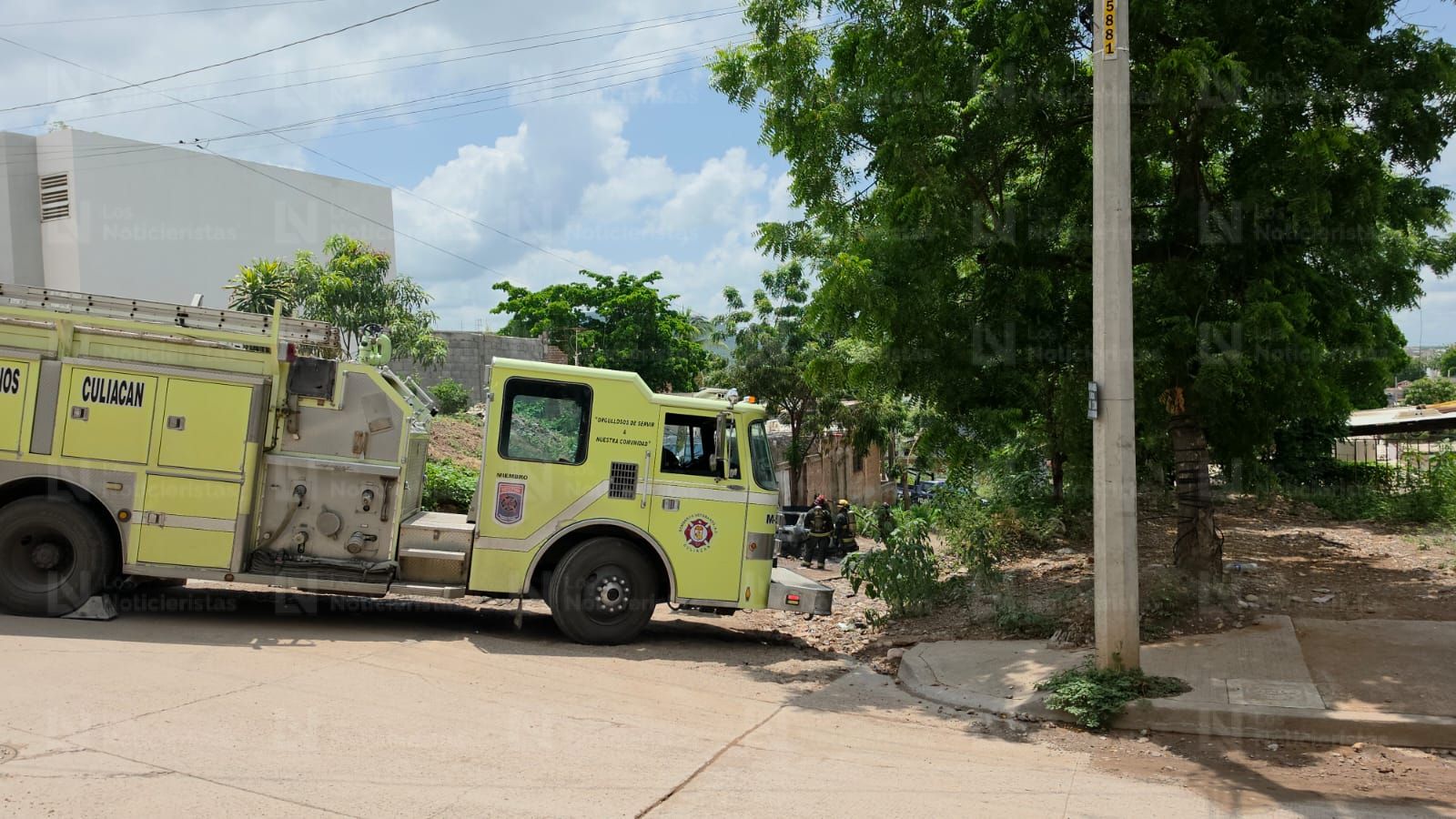 Queman de manera intencional un automóvil en la Renato Vega Alvarado de Culiacán