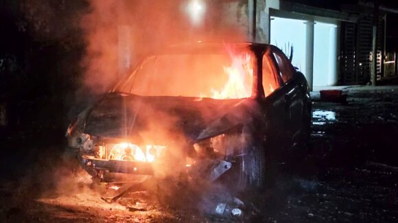 Se incendia automóvil durante la madrugada en la colonia 2 de Octubre, en Guasave, Sinaloa; mujer es hospitalizada tras sufrir crisis de salud