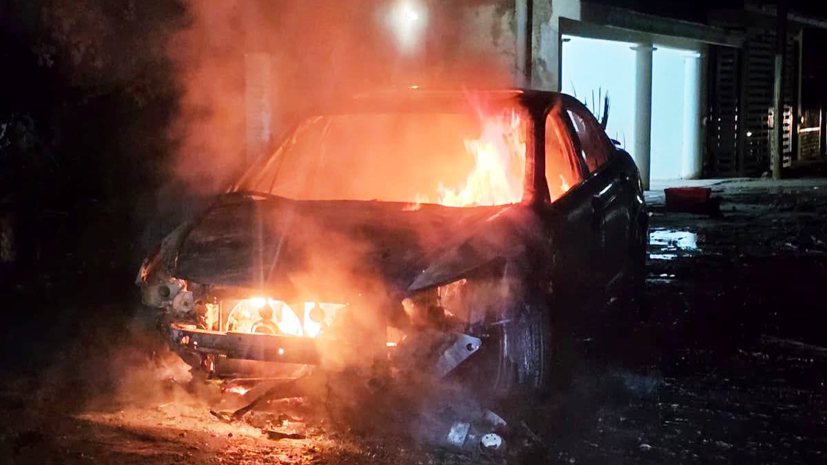 incendio de automovil durante la madrugada en la 2 de octubre en guasave