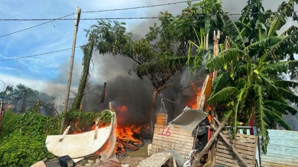 Fuerte incendio consume al menos 10 viviendas de invasión Los Acantos en Mazatlán, Sinaloa
