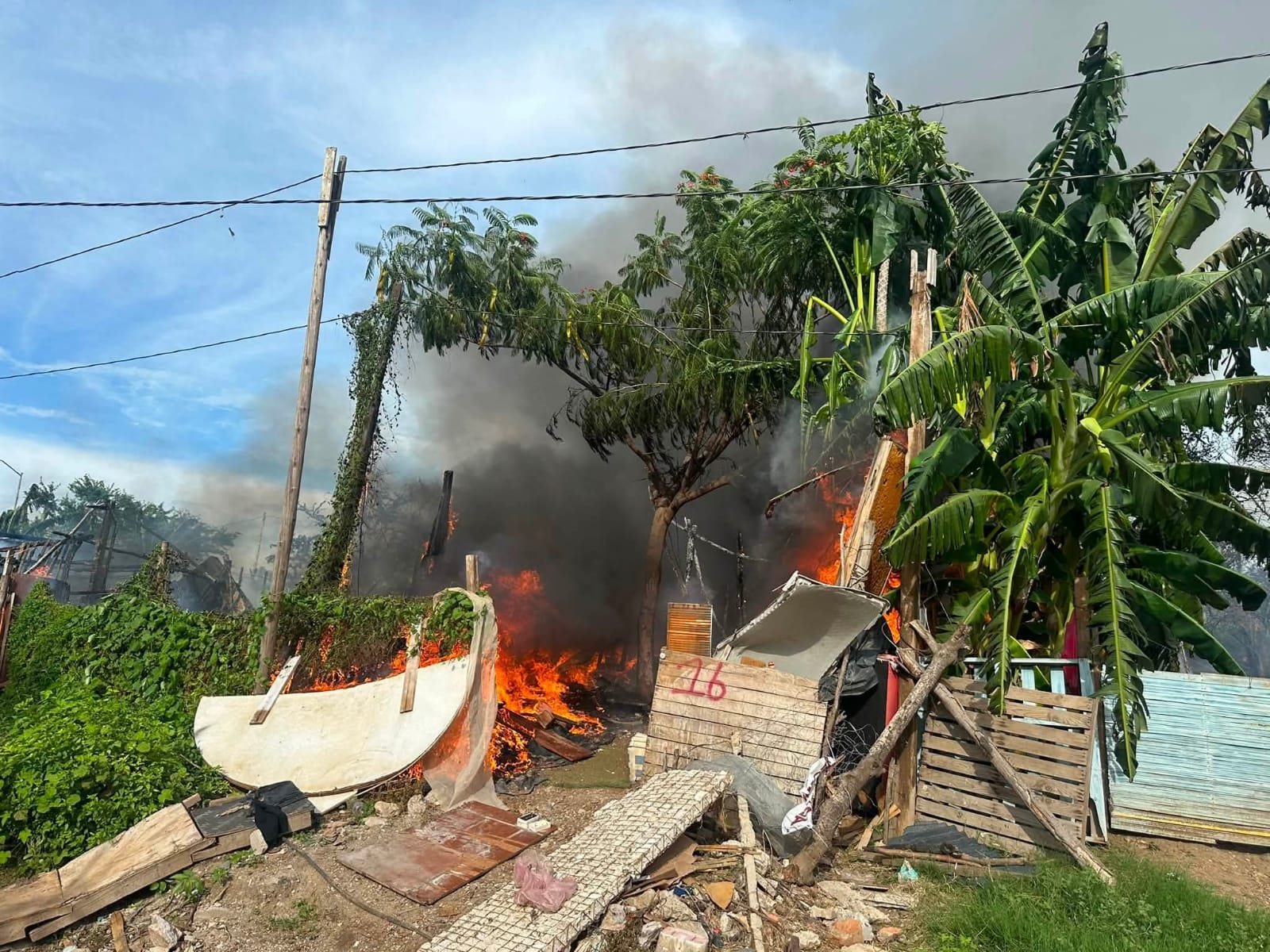 Incendio consume al menos 6 viviendas de invasión Los Acantos en Mazatlán
