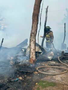Incendio consume al menos 6 viviendas de invasión Los Acantos en Mazatlán