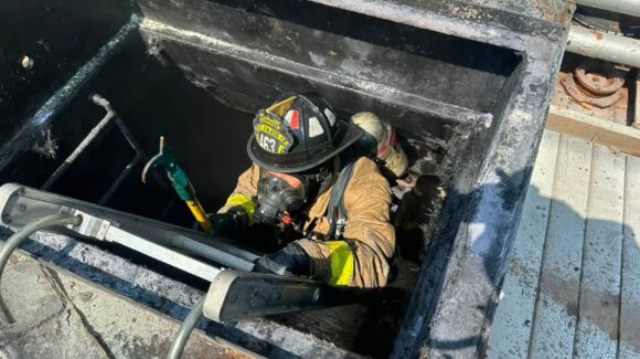 Incendio en barco camaronero moviliza a bomberos al Parque Bonfil de Mazatlán, Sinaloa