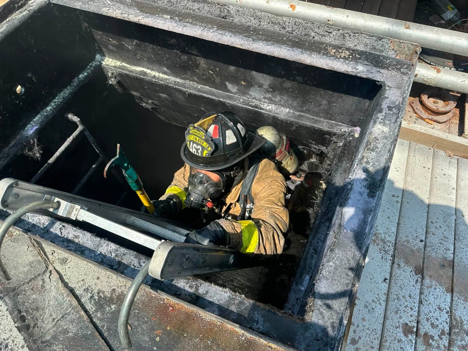 Incendio en barco camaronero moviliza a bomberos al Parque Bonfil de Mazatlán