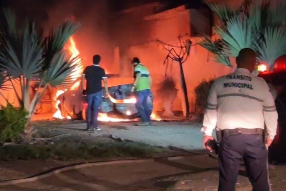 incendio de vehículo a las afueras de un domicilio en el ejido Chávez Talamantes, Ahome