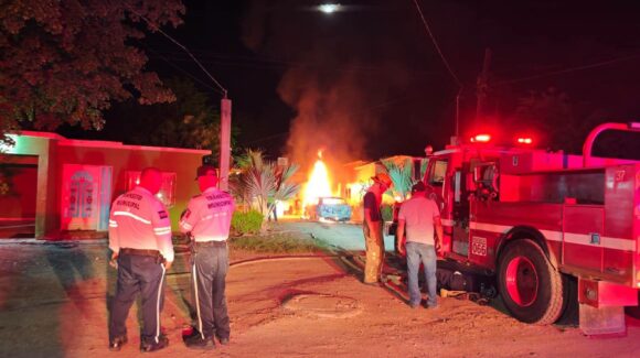Se incendia vehículo a las afueras de un domicilio en el ejido Chávez Talamantes, Ahome, Sinaloa