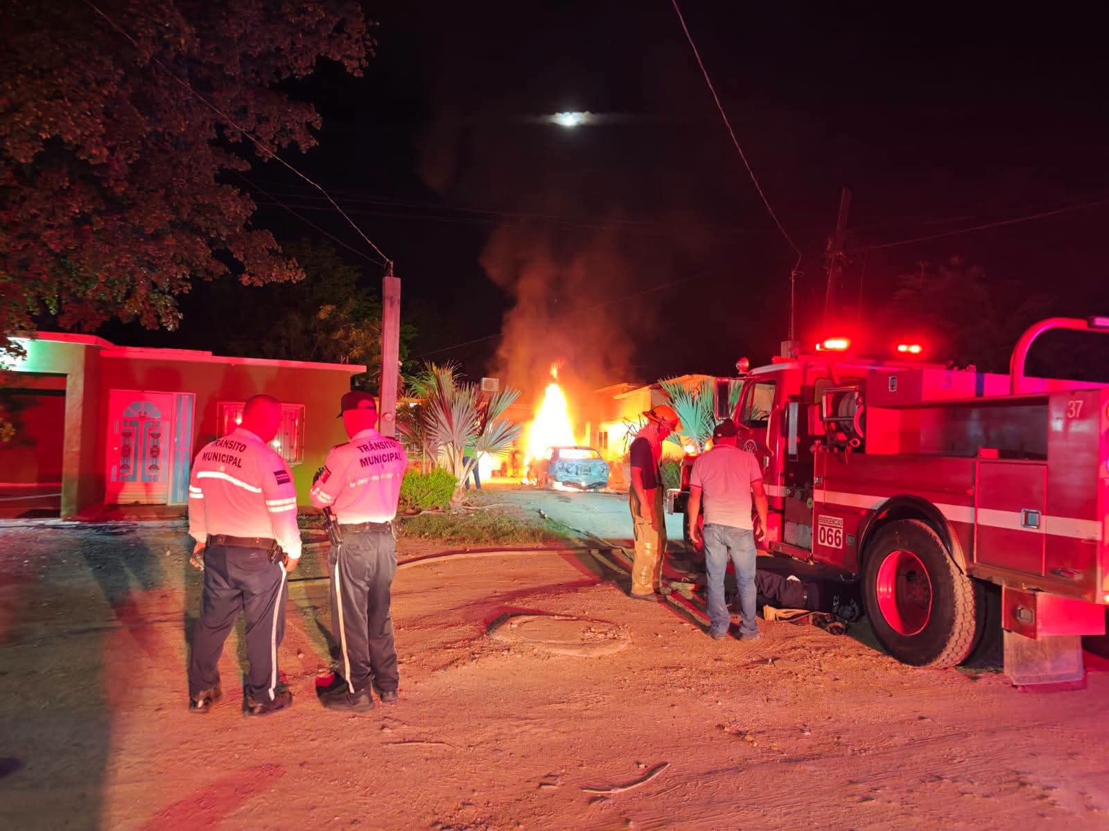 incendio de vehículo a las afueras de un domicilio en el ejido Chávez Talamantes, Ahome