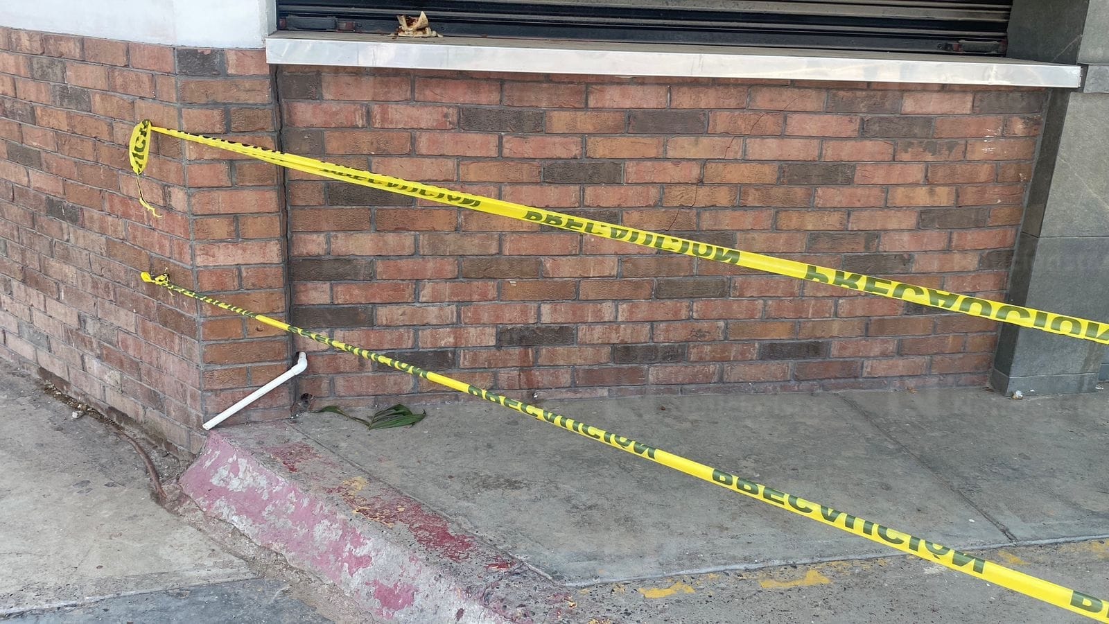 Inminente colapso de infraestructura bajo negocio en el bulevar Central