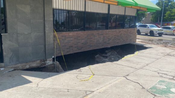 Inminente colapso de infraestructura bajo negocio en el bulevar Central; cerrarán circulación para evitar riesgos