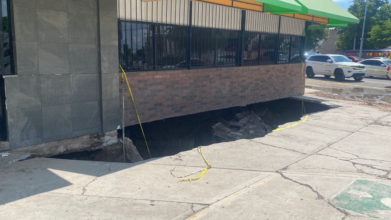 Inminente colapso de infraestructura bajo negocio en el bulevar Central