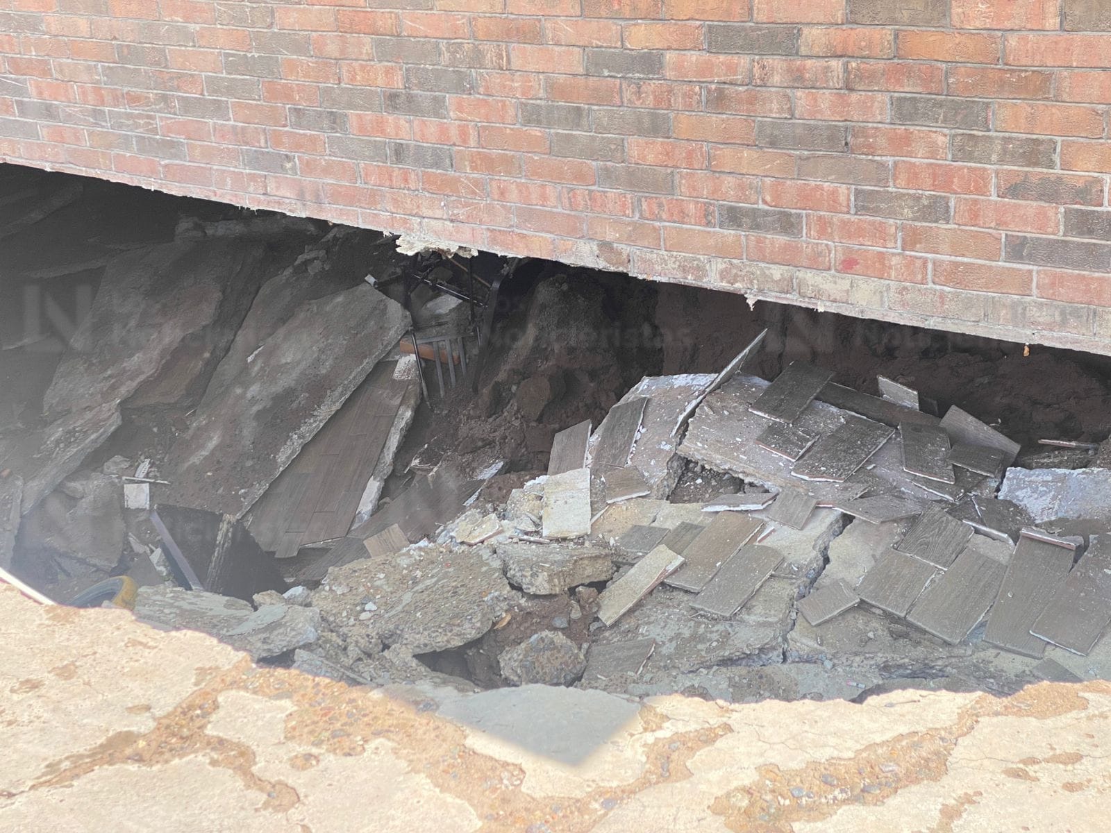 Inminente colapso de infraestructura bajo negocio en el bulevar Central