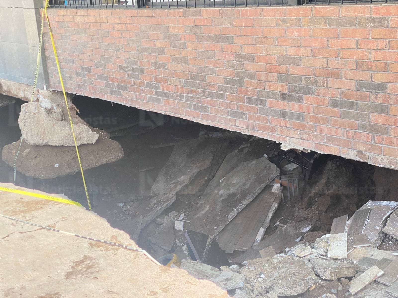 Inminente colapso de infraestructura bajo negocio en el bulevar Central