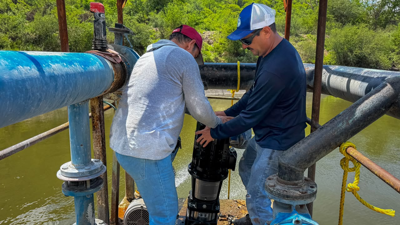 Instalan bombas en el canal de aguas crudas de El Fuerte
