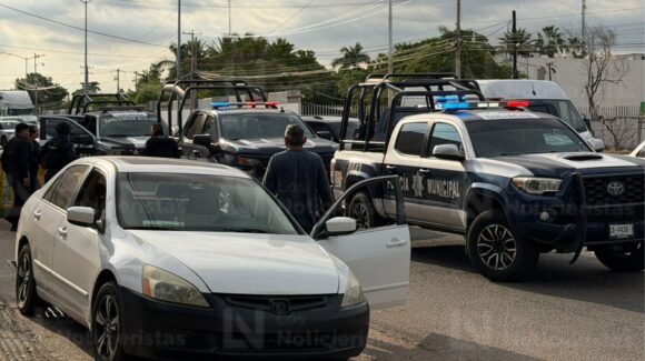 Policías municipales frustran intento de “levantón” del conductor de un vehículo por la Calzada Aeropuerto, en Culiacán