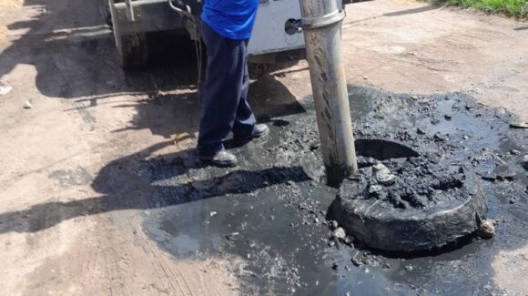 Japama atiende derrame de aguas negras en Las Brisas de Topolobampo, Sinaloa; atribuye problema a obstrucciones en la red
