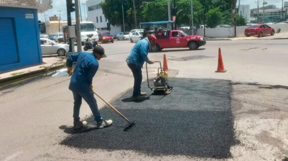 Paseo del Centenario y vialidades del Centro reciben trabajos de bacheo en Mazatlán, Sinaloa