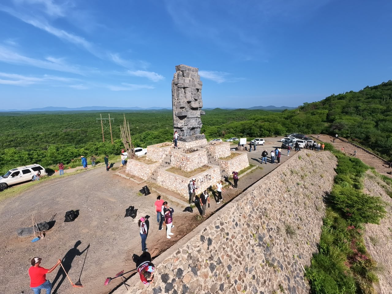 Jornada de limpieza en el Monumento a Tlaloc en El Fuerte