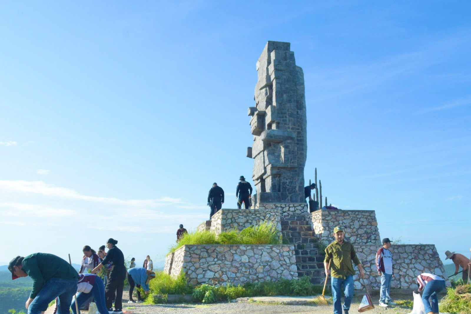 Jornada de limpieza en el Monumento a Tlaloc en El Fuerte