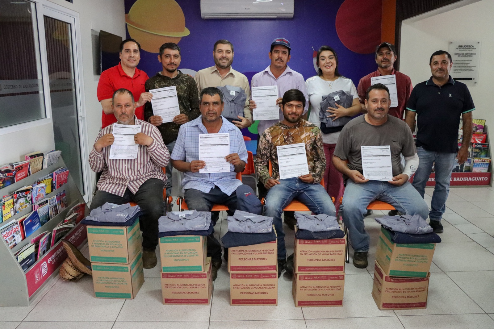 José Paz López entrega pólizas de seguro de vida en Badiraguato