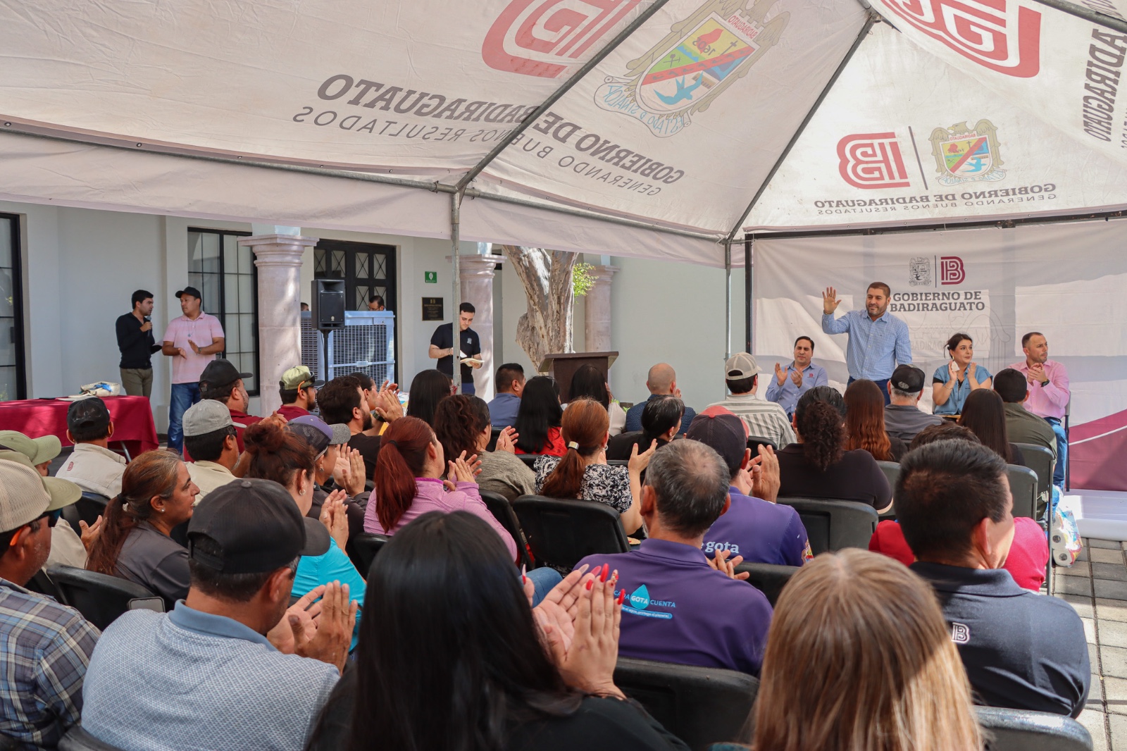 José Paz López entrega pólizas de seguro de vida en Badiraguato