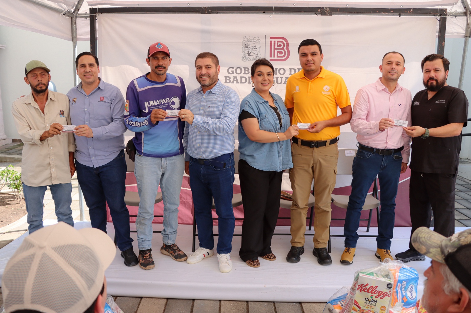 José Paz López entrega pólizas de seguro de vida en Badiraguato