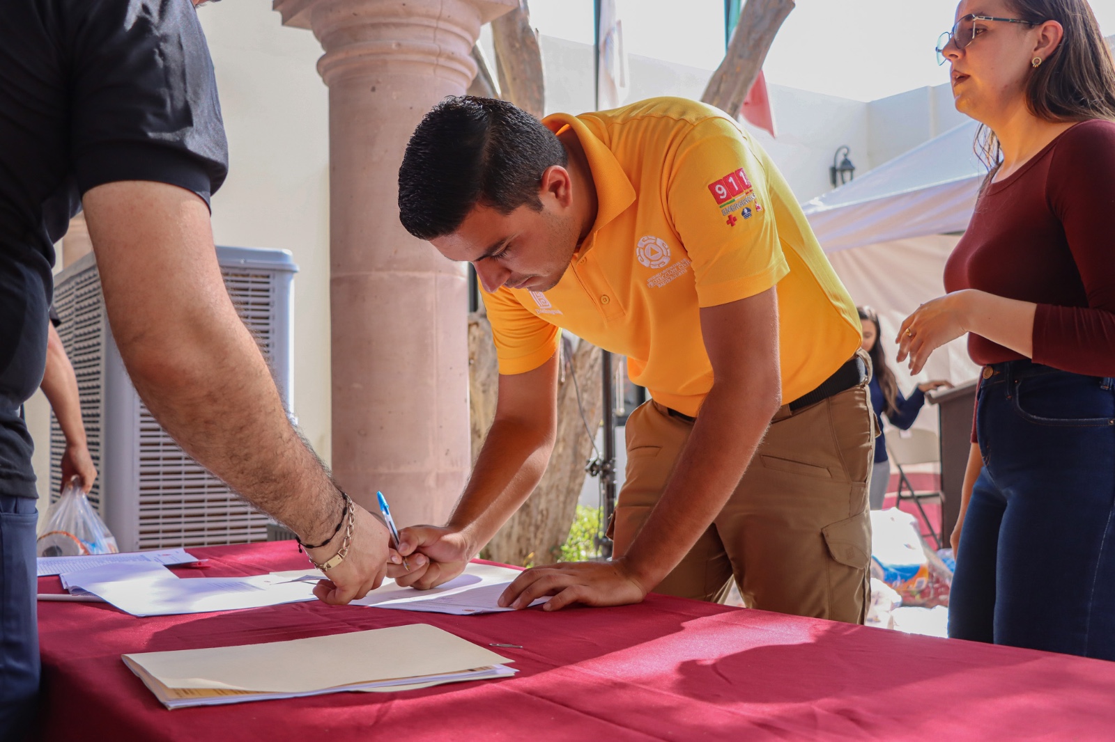 José Paz López entrega pólizas de seguro de vida en Badiraguato