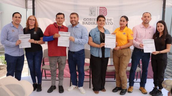 José Paz López entrega pólizas de seguro de vida y bono educativo a personal sindicalizado