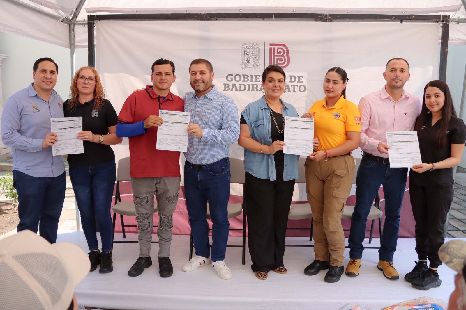 José Paz López entrega pólizas de seguro de vida en Badiraguato