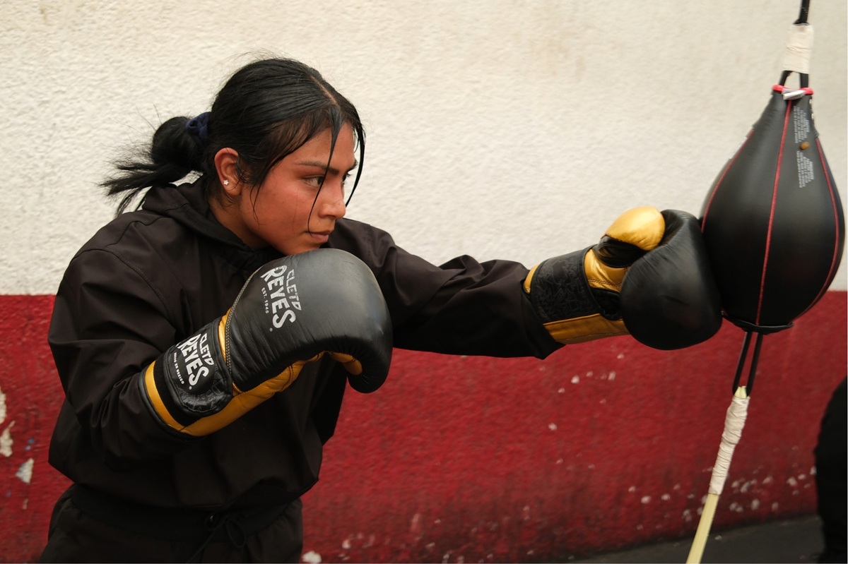 Joven boxeadora en el programa 'Boxeando por la Paz'