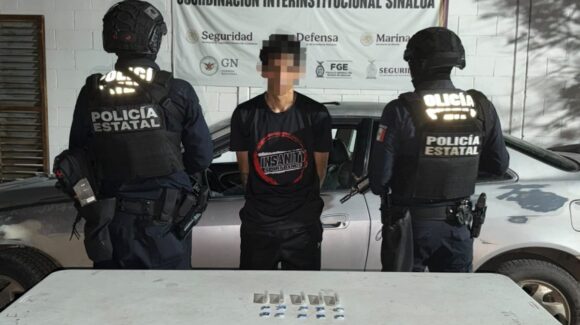 Detienen a un hombre joven en posesión de droga y un automóvil en El Barrio de Culiacán, Sinaloa