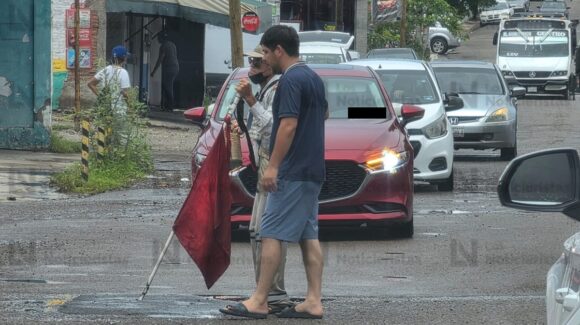 Más corazones como este: Joven detiene el tráfico para ayudar a invidente a cruzar la calle en Culiacán, Sinaloa