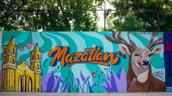 Jóvenes artistas llenan de color el CBTis 051; crean 25 murales sobre la identidad de Mazatlán