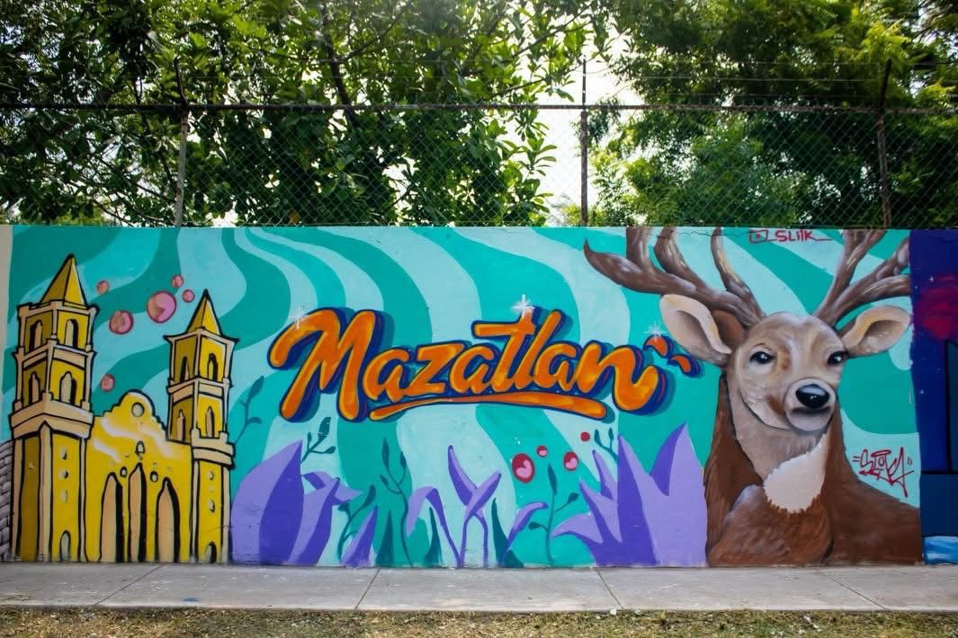 Jóvenes artistas llenan de color el CBTis 051